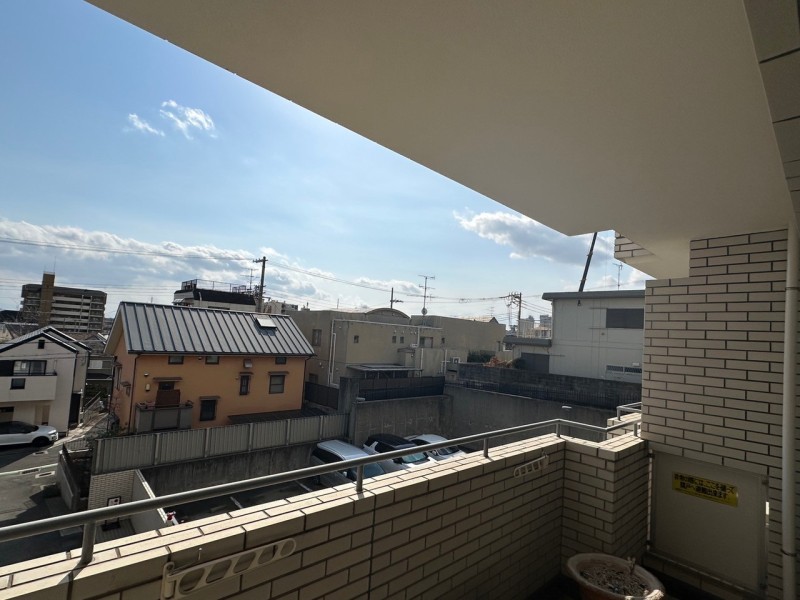 周辺は戸建てや低層マンションが建ち並ぶ静かな環境です。南東向きのバルコニーですので、優しく柔らかな光が差し込みます。毎日の暮らしの中でホッと一息つきたくなるようなスペースです。