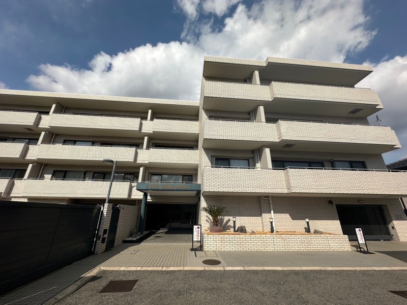 山手幹線沿いまで下ると、話題のスイーツショップ、ベーカリー、カフェなどが多数あり休日の散策も楽しめそうです。北側には六甲山系の山々の自然を楽しめるスポットなどもあります。