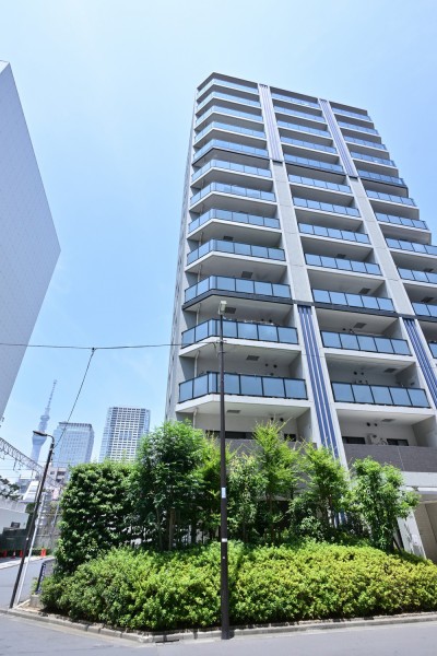 『錦糸町』駅徒歩４分に佇む瀟洒な外観、総戸数79戸のレジデンスです。大型商業施設が複数あり、緑豊かな猿江恩賜公園や錦糸公園もあります。