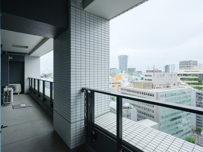 暮らしに大切な光と風を感じることができるバルコニーです。トップレールにはガラス手摺りを設置し、開放感ある上品な空間を提供しています。