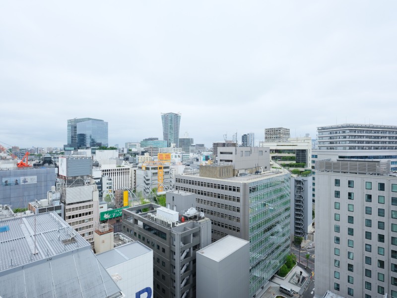 バルコニーからの眺望です。MIYASHITA PARKを挟み、目の前に高い建物がないので、抜け感のある、都心を忘れる見晴らしです。