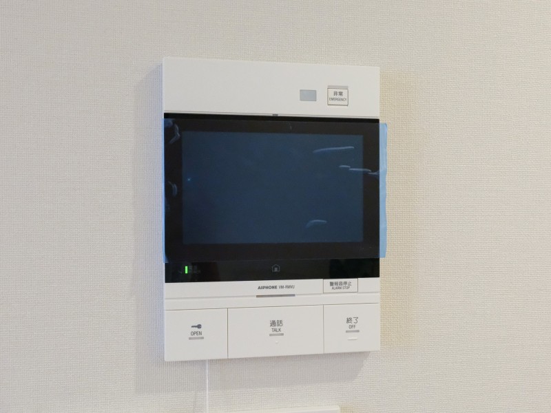 ◆TVモニター付インターホン◆訪ねてきた相手をモニター越しに確認でき、防犯対策に役立ちます。インターホン越しに話をすることが可能です。