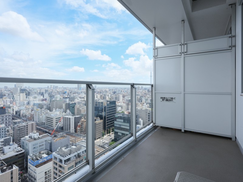 暮らしに大切な光と風を感じることができるバルコニーです。遮るものがなく、遠くまで見渡すことができ、開放的な空間です。