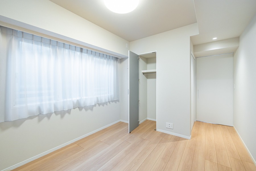 穏やかな自然光が注がれる約6.7帖の洋室1です。お部屋は明るく、のびのびとお過ごしいただけます。主寝室にぴったりです。