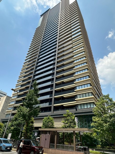 堺筋本町駅直結の免震構造タワーレジデンスです。令和３年建築、総戸数296戸、ペット飼育可能です。スカイラウンジやゲストルーム、オーナーズラウンジ等があり、共用施設も充実です。コンシェルジュサービスがあり、ホテルライクな生活が送れます。