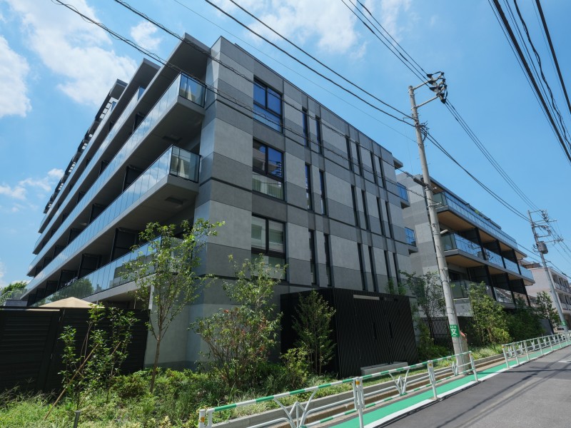 山手の邸宅地『渋谷区西原２丁目』の高台に位置する、2025年築のパークホームズシリーズです。オートロック・宅配ボックス完備。各階にダストステーション有。