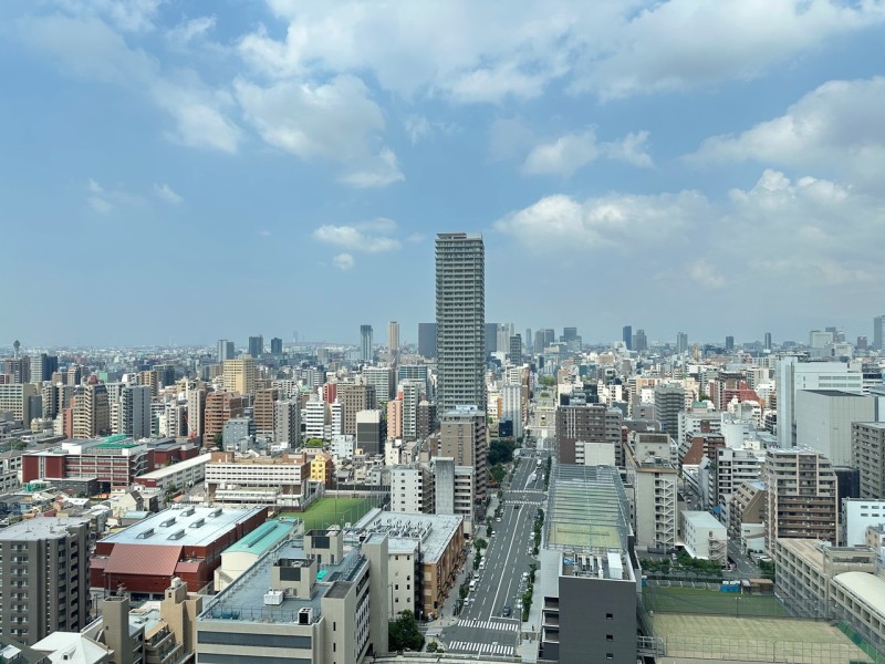 西側眺望です。26階部分の南西角住戸で陽当り・眺望良好です。大きな空と遠くの山々がパノラマ眺望で楽しめます。毎日の暮らしの中で、遠くを眺めながら一息つきたくなるような開放感です。