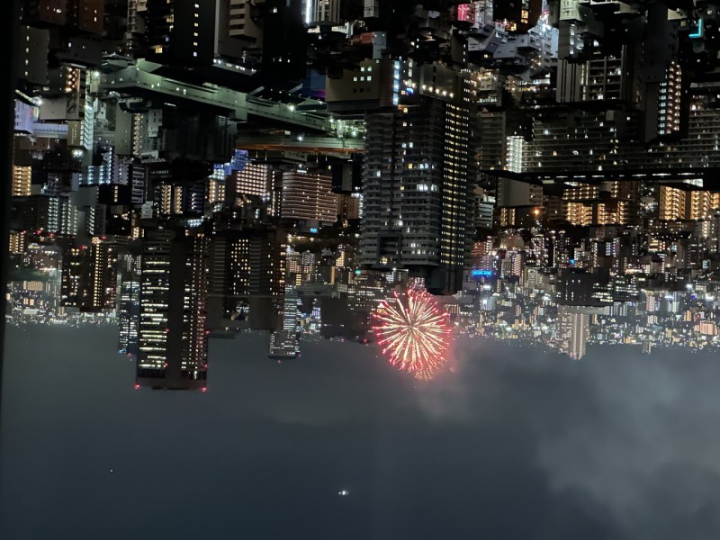 天神祭り奉納花火（2025年7月）の様子です。自宅のリビングから大阪の夏を満喫することができます。2025年度の淀川花火大会は10月開催予定です。