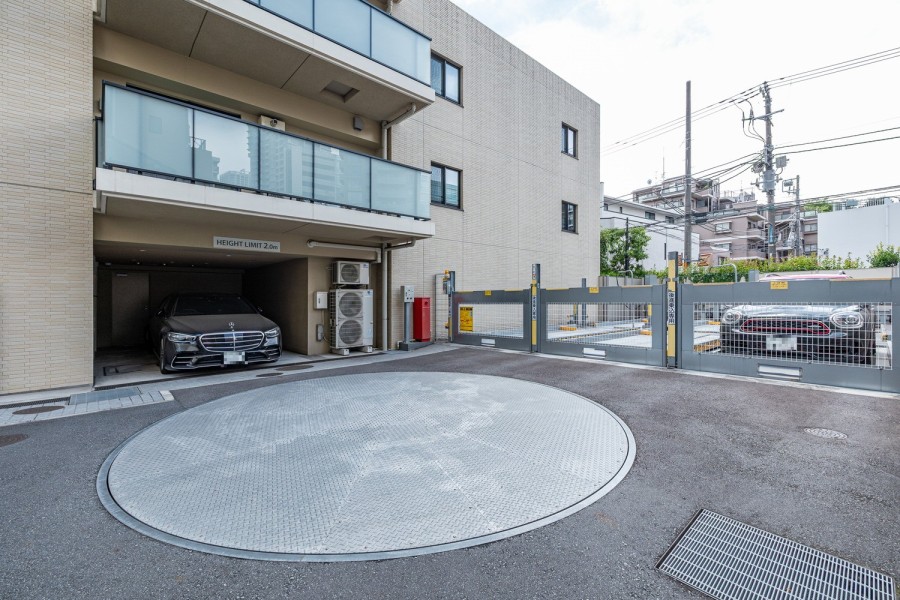 敷地内には駐車場が完備されています。※空き状況は変化することがございますのであらかじめご了承ください。