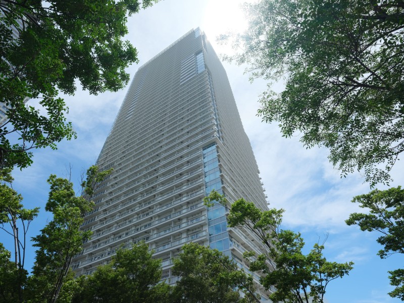 ③最上階・プレミアムフロアのお部屋です。長期優良住宅認定の免震構造、高階層専用エレベーター、４重のセキュリティシステムなどが、安心してお過ごしいただける環境を支えます。