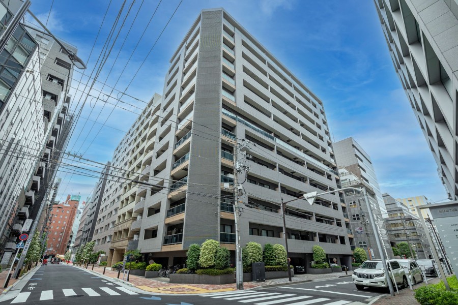 伝統と現代が融合した街並に位置する、総戸数60戸・13階建のレジデンスです。『三越前』『人形町』が生活圏になり、交通アクセスや買い物などが便利な環境です。