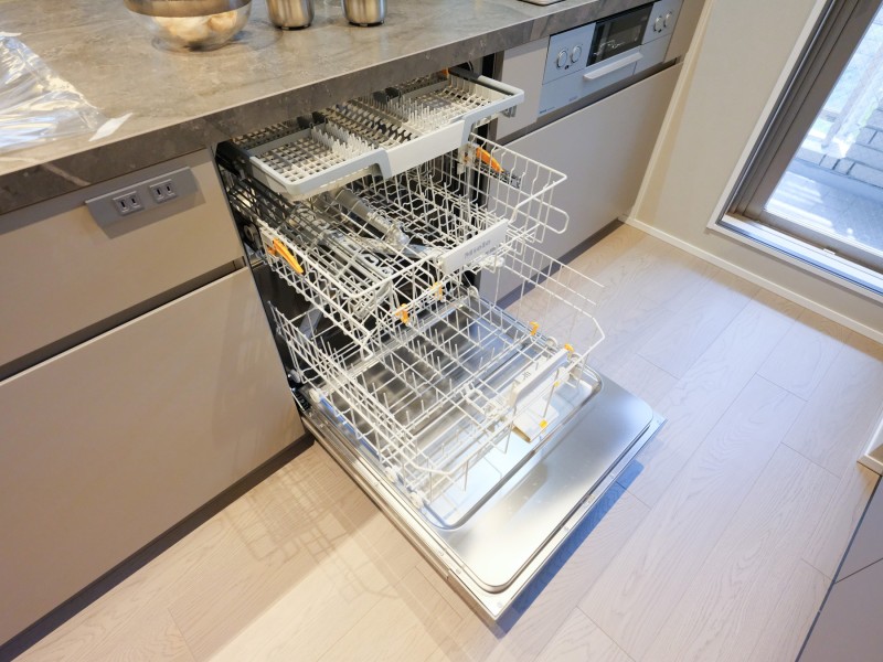 ◆食器洗浄機◆家事の時間を短縮できる優れもの。さらに節水・節約を同時に行うことができるので、大変人気があり重宝します。