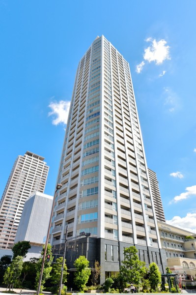 総戸数166戸、2009年建築の地上35階建ての大規模タワーレジデンスです。管理人常駐で安心の管理体制、ペットは２匹まで飼育可能です。周辺にはお買い物施設や医療機関も充実しており住みやすい環境です。