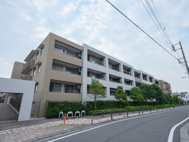 重厚感のある外観が特徴のマンションが上質な暮らしを予感させます。総戸数94戸、三菱地所旧分譲＜パークハウス＞シリーズです。