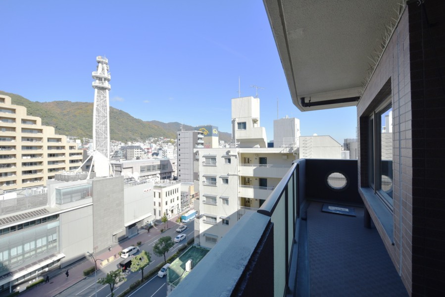 リビングを囲むL字型の広々としたバルコニーです。10階部分のお部屋で、広々とした青空と神戸の風を感じながらゆっくりと深呼吸したくなるような空間です。