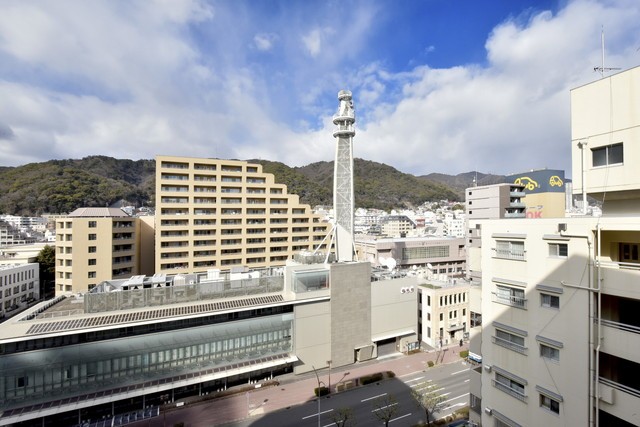 六甲山系の山々を望む眺望があります。山々の自然と海風を感じながら、自分の時間を大切にしたくなるような空間です。ゆったりとしたバルコニーでホッと一息、肩の力を抜くことが出来ます。