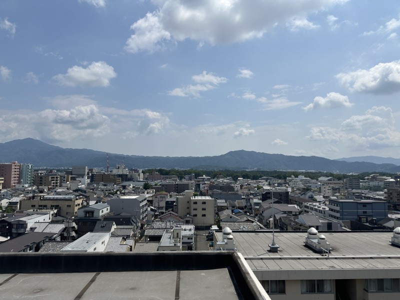 最上階のお部屋ですので、前面を遮るものもなく大きな空と山々の緑のコントラストが美しい景色を眺めることができます。一日の終わりに自分と向き合う時間を持ち、ゆったりと伸びをしたくなるような爽快な眺めが広がります。