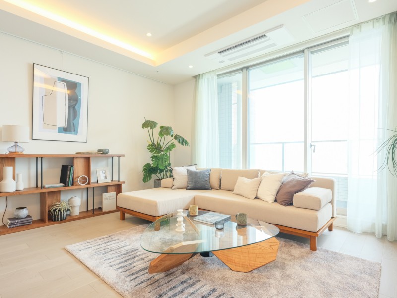 お部屋が東向きのため、温かい陽の光がお部屋を明るく照らします。LDKの広さが約17.7帖の広さがあり、ご家族やお友達と集まって楽しくお過ごしいただけます。柔らかくシンプルな色合いの内装にすることでお好きなインテリアを設置しやすいようにしました。