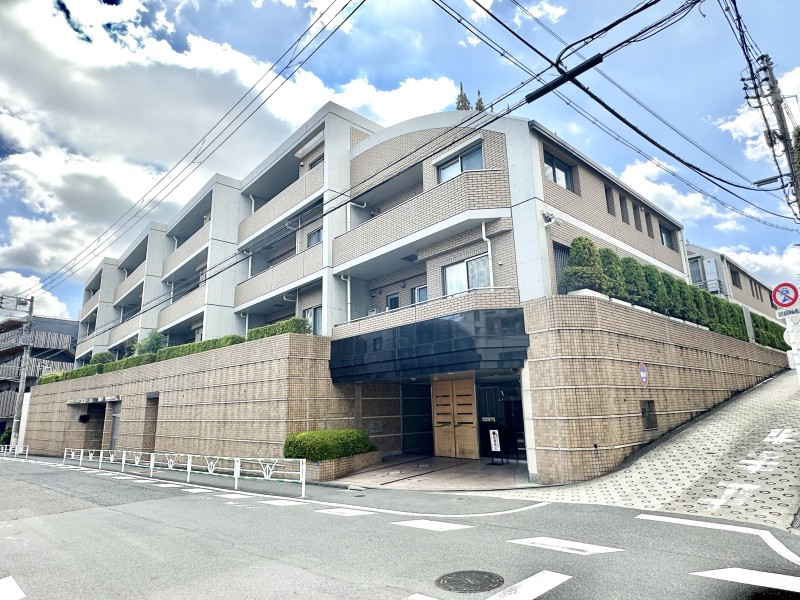 初台２丁目の閑静な邸宅街に佇む低層レジデンスです。４駅３路線利用可能で千代田線も使える好アクセスとなっております。都心へのアクセスが良いため、お仕事やお出かけがしやすい立地です。
