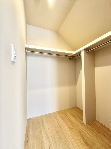 洋室1にあるウォークインクローゼットは広々としており、お洋服や季節物の寝具、趣味グッズなど様々なものを収納することができます。お部屋の色味や材質と合わせることで統一感を感じることができます。