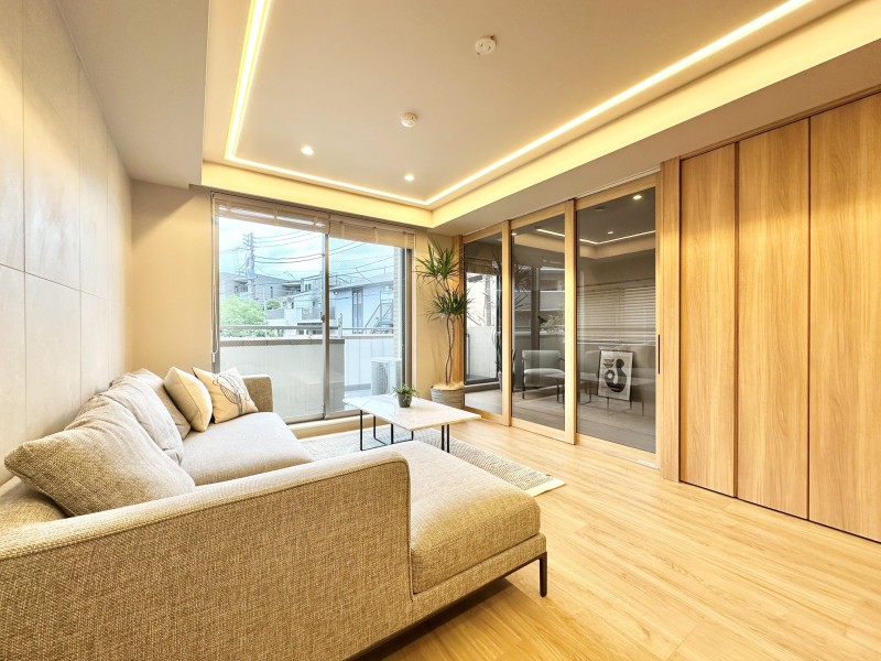 大きな窓から自然の光を取り入れることができるお部屋で、ご家族やお友達とパーティーを開催しても十分なゆとりがあります。デザイナーズリノベーションとなっているためスタイリッシュな空間となりました。
