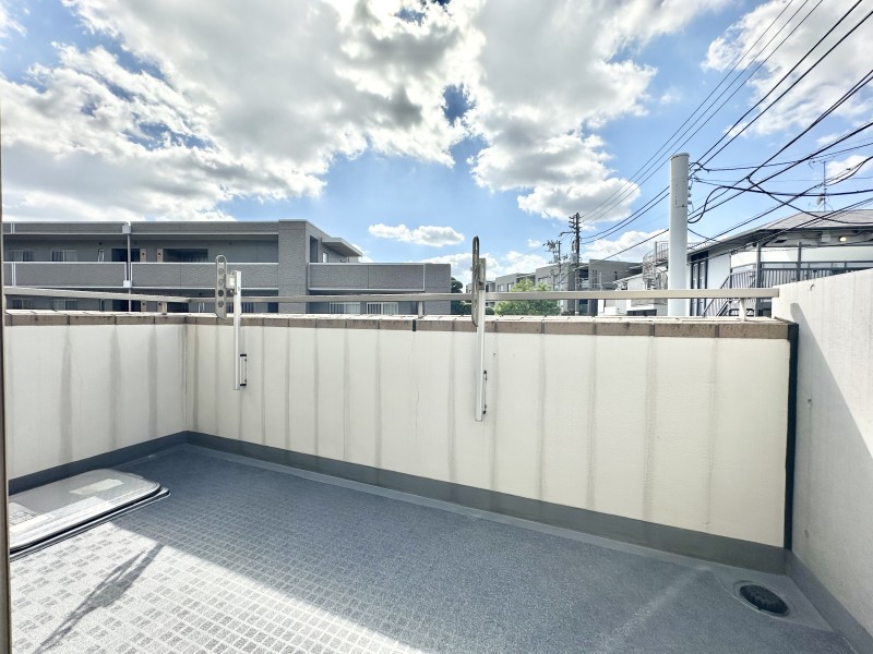 バルコニーは物干し金物がついてあるため洗濯物をお外で干すことができます。お外から見えない高さに設置してあり、人目を気にする必要がありません。広さがあるバルコニーのためお好きなようにお使いいただけます。
