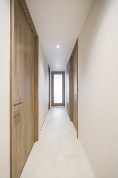 木目が美しい建具と柔らかいカラーのクロスがお部屋を明るく広く見せます。居室に入るまでに気持ちをワクワクさせてくれるような雰囲気となっております。