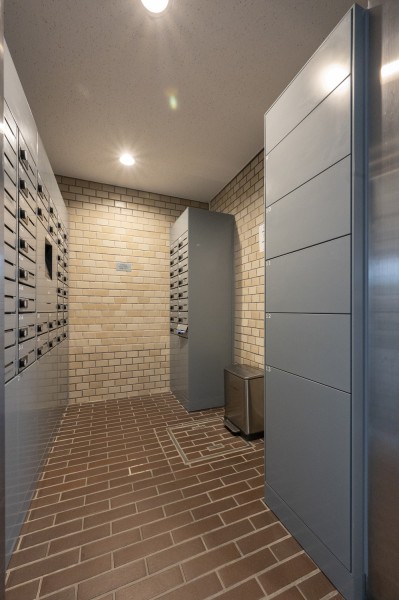 ◆宅配ボックス◆24時間いつでも荷物受け取りが可能。プライベートの時間を邪魔されず、配達時間も気にせず過ごすことができる便利な設備です。