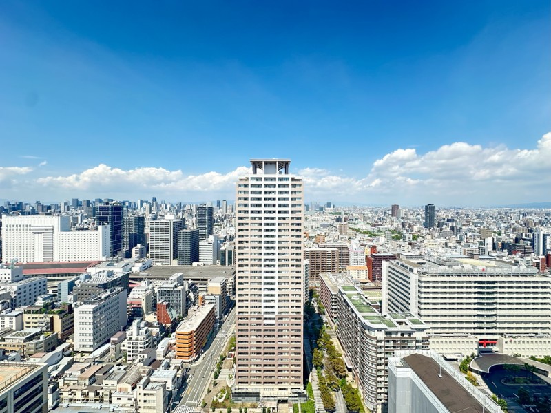 35階建ての32階部分ですので、前面を遮る建物はなく、開放的な眺めが広がります。変化していく街並みと人々の生活を感じながら一日を振り返る穏やかな時間を過ごせます
