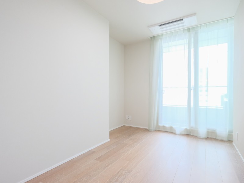 洋室3は、約5.5帖の広さが書斎や子供部屋としてもお使いいただけます。淡く柔らかい色調で統一された内装はお好きな家具が配置しやすいシンプルなデザインとなっております。