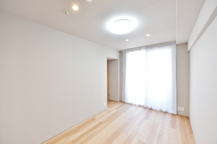 バルコニーに面した洋室1（約7.2帖）は大きなクローゼットを備え、凹凸も少なく家具の配置もしやすいため、心と体をしっかりと休めることができる、主寝室におすすめです。シンプルですっきりとた内装に仕上げました。