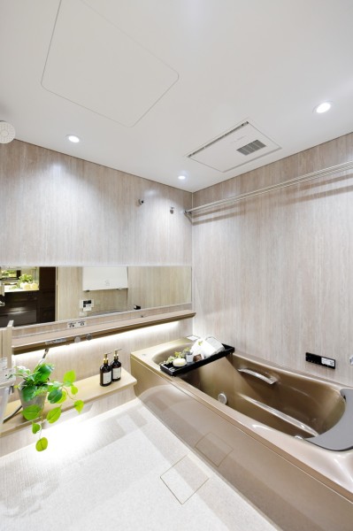 浴室は1618サイズ、TOTO製SYNLAを採用しました。肩楽湯、腰楽湯を備え、体をゆったりと包み込む入浴感が心地よい癒しの時間をもたらしてくれるバスルームです。日常をより快適に過ごせるプライベートスペースです。