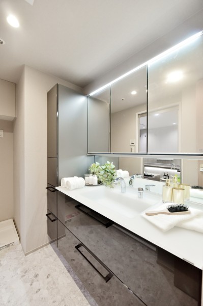 入浴後のくつろぎの時間も、朝の慌ただしい時間も広々と快適な時間を過ごせるパウダールームです。キャビネットに吊戸棚を備え、リネン類や洗剤類などもたっぷりと収納でき、整頓された空間を保てます。