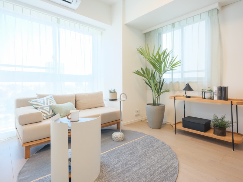 二面採光の窓からは柔らかな陽光が降り注ぎます。都会の喧騒を忘れさせてくれるような、心穏やかな時間に纏われた住空間です。