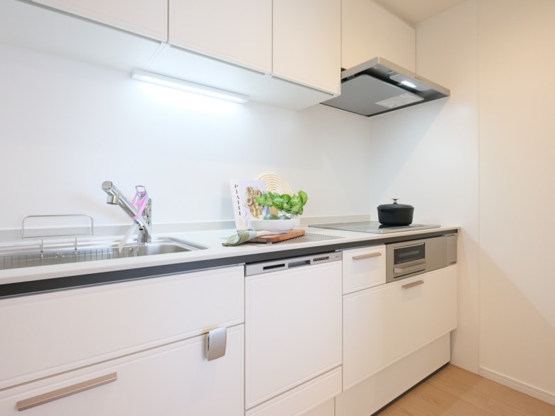 明るいホワイト基調のキッチンスペースです。壁付けタイプで収納豊富、家事時短に役立つ食器洗い機、ごみ処理に活躍してくれるディスポーザーを搭載しています。