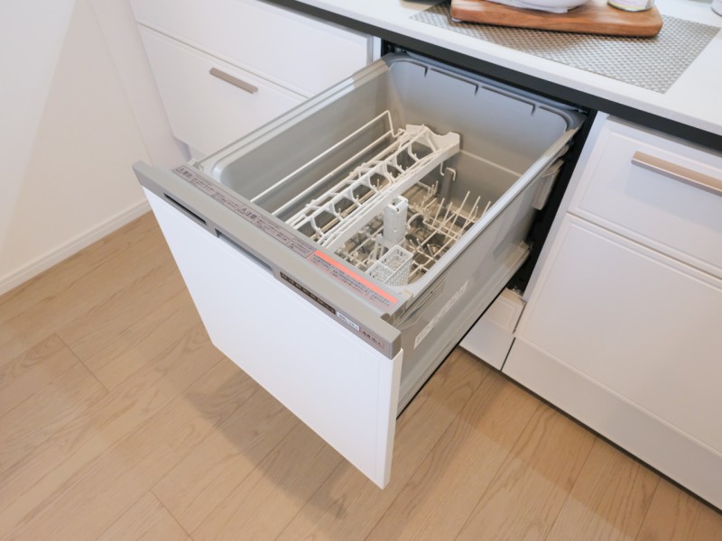 ◆食器洗浄機◆家事の時間を短縮できる優れもの。さらに節水・節約を同時に行うことができるので、人気があり重宝します。