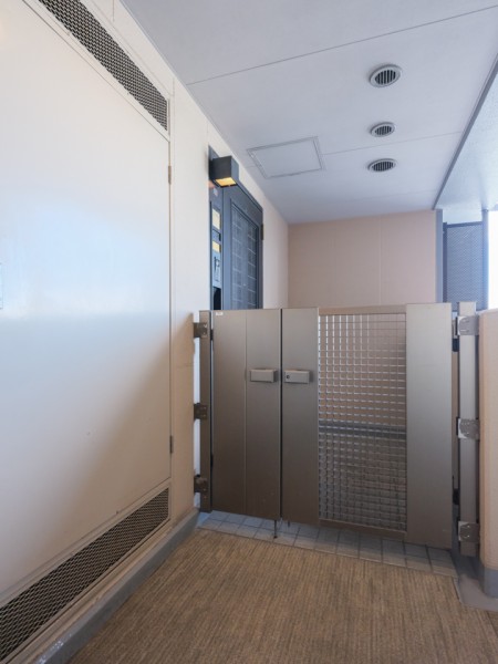 約３m²のポーチ付きのお部屋です。玄関扉と共用廊下の距離が保たれているので、プライバシーを守ることができます。