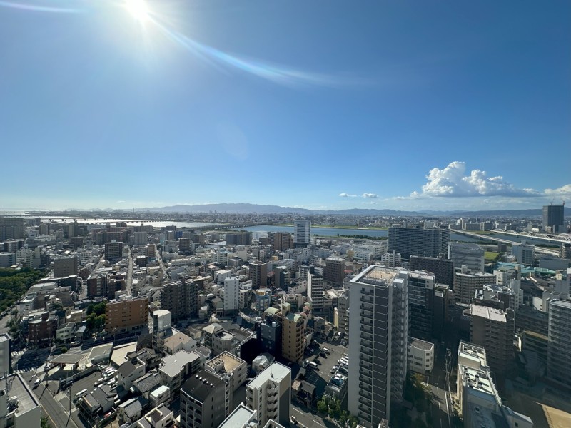 28階部分で前面を遮る建物はなく、大きな青空と淀川の流れを一望できる南西角住戸です。こちらの方角には、大阪の夏の夜を彩る大迫力のなにわ淀川花火大会が自宅にいながら鑑賞できます（天候によります）。