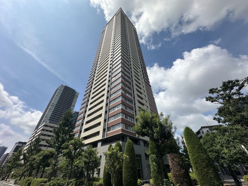 平成19年建築、44階建て免震構造タワーレジデンスです。JR福島駅から８分、大阪駅も徒歩圏内で通勤・通学も便利な立地です。福島駅周辺にはグルメやカフェ巡りが楽しめるレストランやカフェがあり、休日の散策や自分らしいくつろぎの時間を楽しめます。