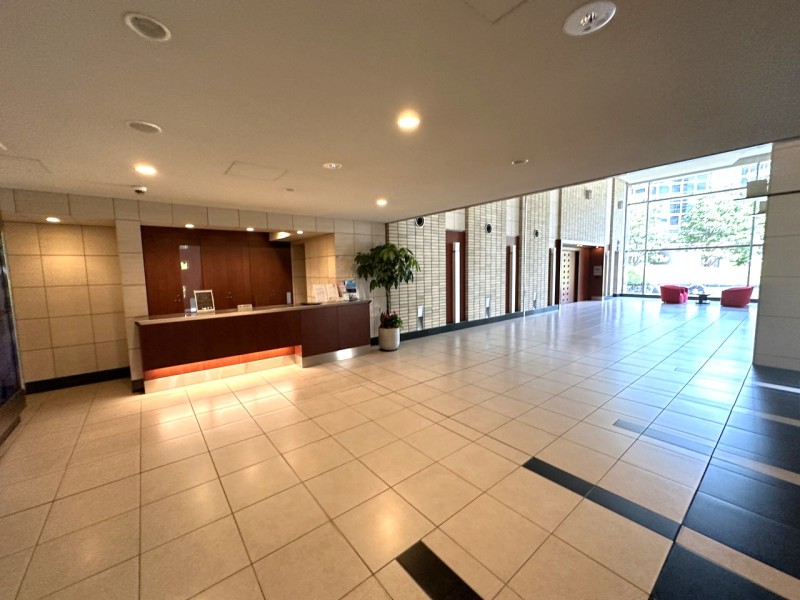 平成１９年建築、共用施設充実の大規模タワーレジデンスです。ブライトサロン、オーナーズスイート、フィットネスサロン、コミュニティサロン、オーナーズサロン（一部有料）などを備えております。