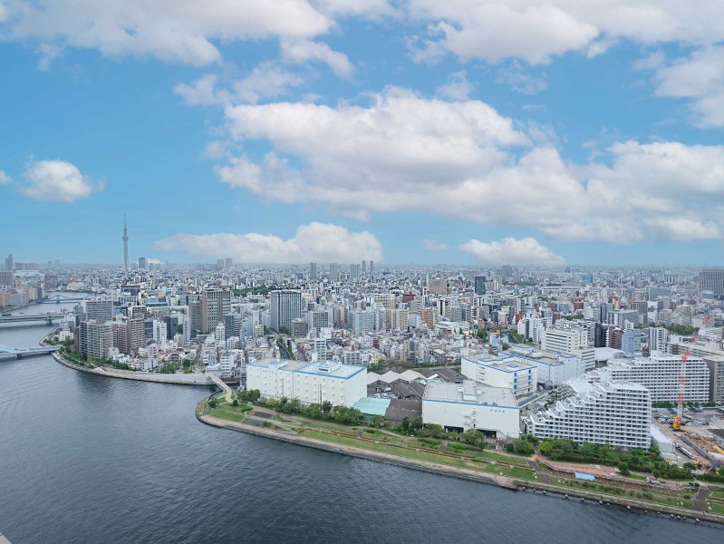バルコニーよりリバーサイドならではの風景と青々とした空、スカイツリーを望めます。夜には都会のビル群の夜景と隅田川のコントラストをお部屋から楽しむことができます。