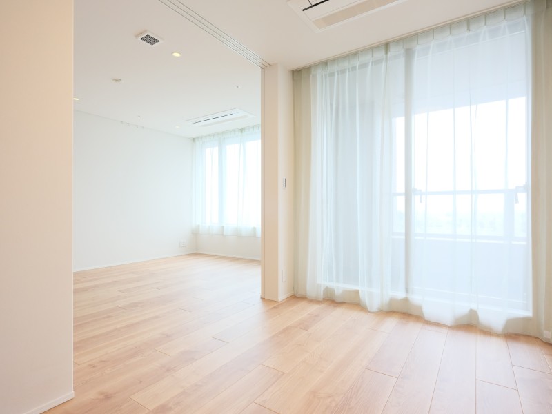 洋室3は約4.4帖の広さがあり、子供部屋としてお使いいただけます。LDと隣接しており、扉を開放するとLDを拡張してお使いいただけます。凹凸の少ないシンプルな内装になっております。