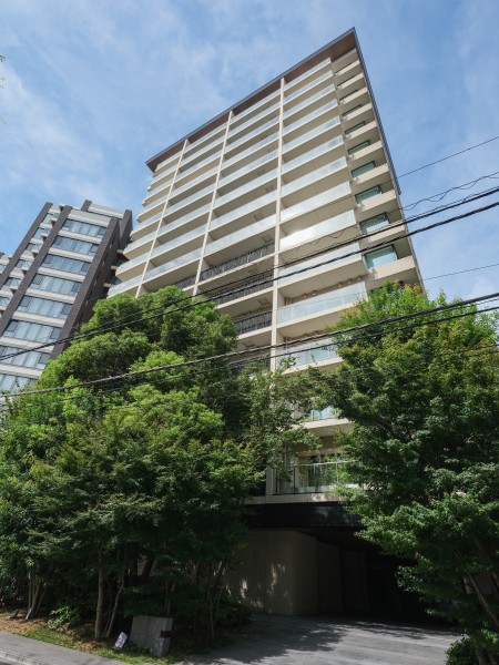 番町中央通り沿いの高台に位置し、『千代田区一番町』に佇む三井不動産レジデンシャル旧分譲・〈パークコート〉シリーズ。三井住友建設施工の免震構造のレジデンスです。