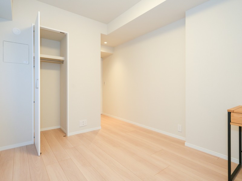 穏やかな自然光が注がれる約6.7帖の洋室1です。お部屋は明るく、のびのびとお過ごしいただけます。主寝室にぴったりです。