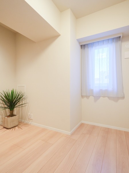 洋室3は、リビングに隣接していながらもゆったりとプライベートな時間を過ごせるお部屋です。こちらのお部屋にもクローゼットがあります。