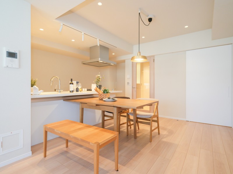 奥行きや開放感が感じられる折り上げ天井に、ダウンライトが設置された洗練されたリビングダイニングです。床暖房を敷設しているので、一年中快適にお過ごしいただけます。