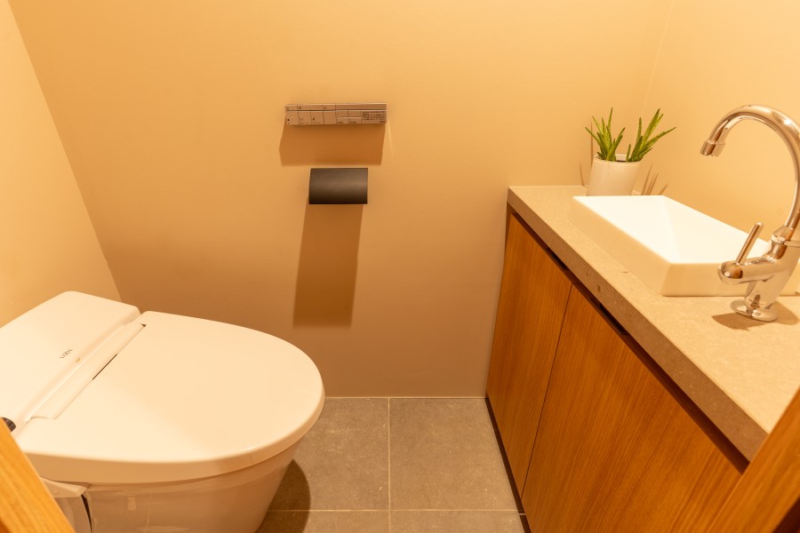 レストルームにはタンクレストイレと手洗い場を設置いたしました。落ち着いたトーンでまとめたため、清潔感を感じることができる空間となっております。タンクレストイレはタンクお掃除がなく負担を軽減できます。