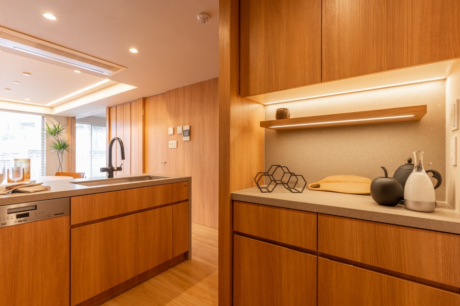 システムキッチンとお揃いのカップボードを造作いたしました。木目調が美しく、お部屋に溶け込んでいます。収納棚はもちろん、ウォールシェルフに小物を置くことができます。