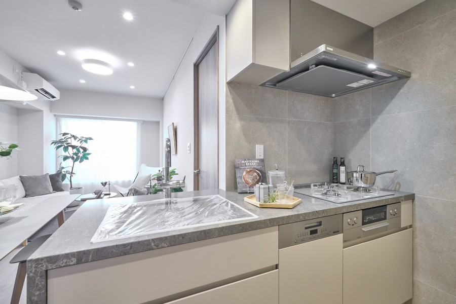 キッチンには田中工藝製オリジナルシステムキッチンを設置しました。お部屋にアクセントをもたらすインテリアの一部のようなキッチンです。コンロはガラストップでお掃除がしやすいようになっております。