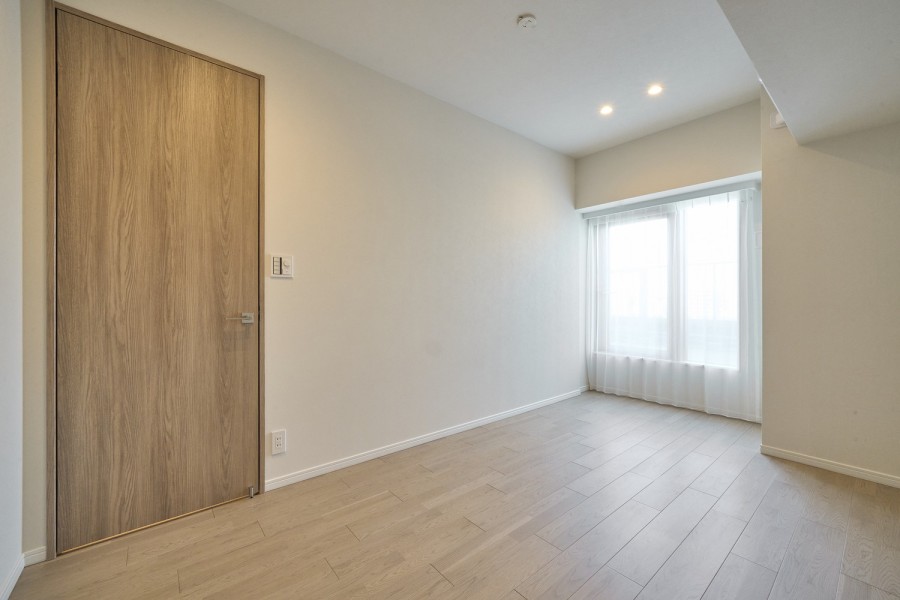 洋室1は約6.6帖のお部屋で主寝室としてお使いいただけます。窓からの優しい光で心地よい朝を迎えることができます。インテリアを配置しやすいカラーで統一された内装は、お部屋作りがしやすそうです。